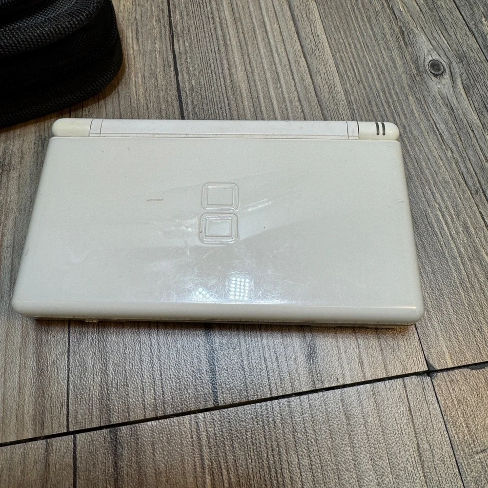 Nintendo DS Lite White Handheld System Bundle w/4 Games No Charger Tested Works!